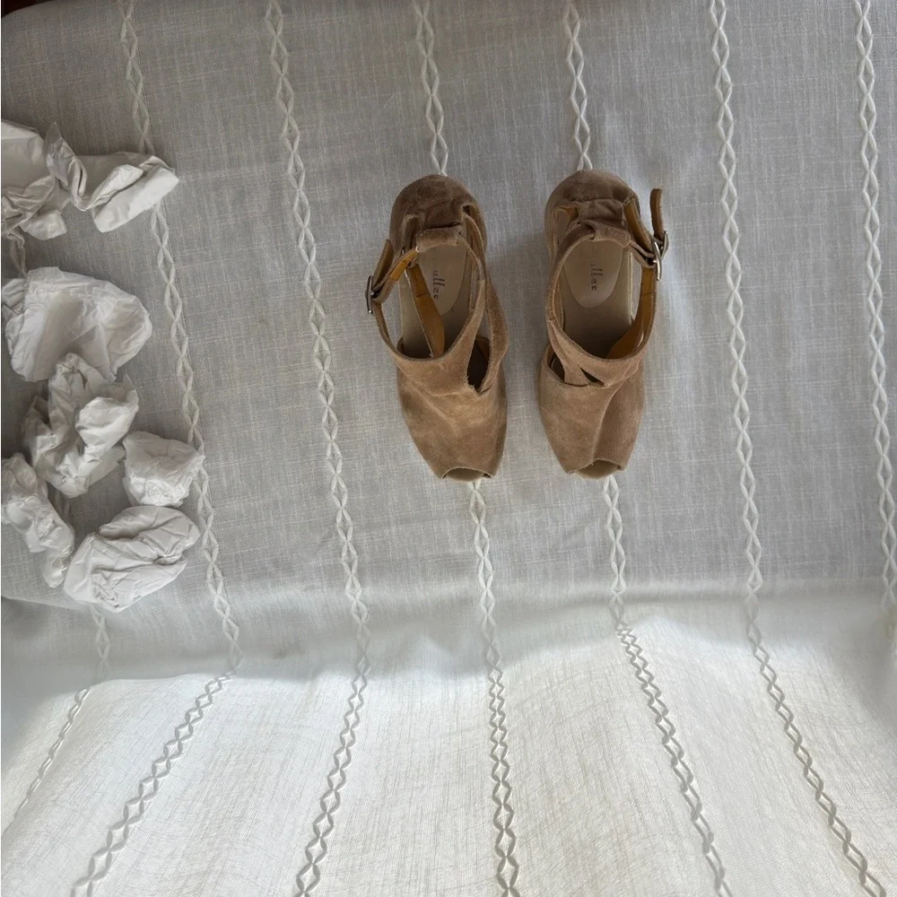 Bettye Muller Women’s Tan Suede Wedge Platform /Espadrille Shoes Size 9.